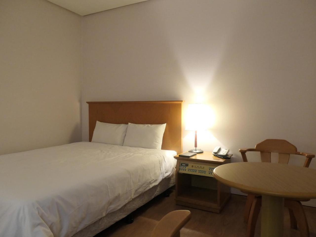 Daedong Hotel Jeju Quarto foto